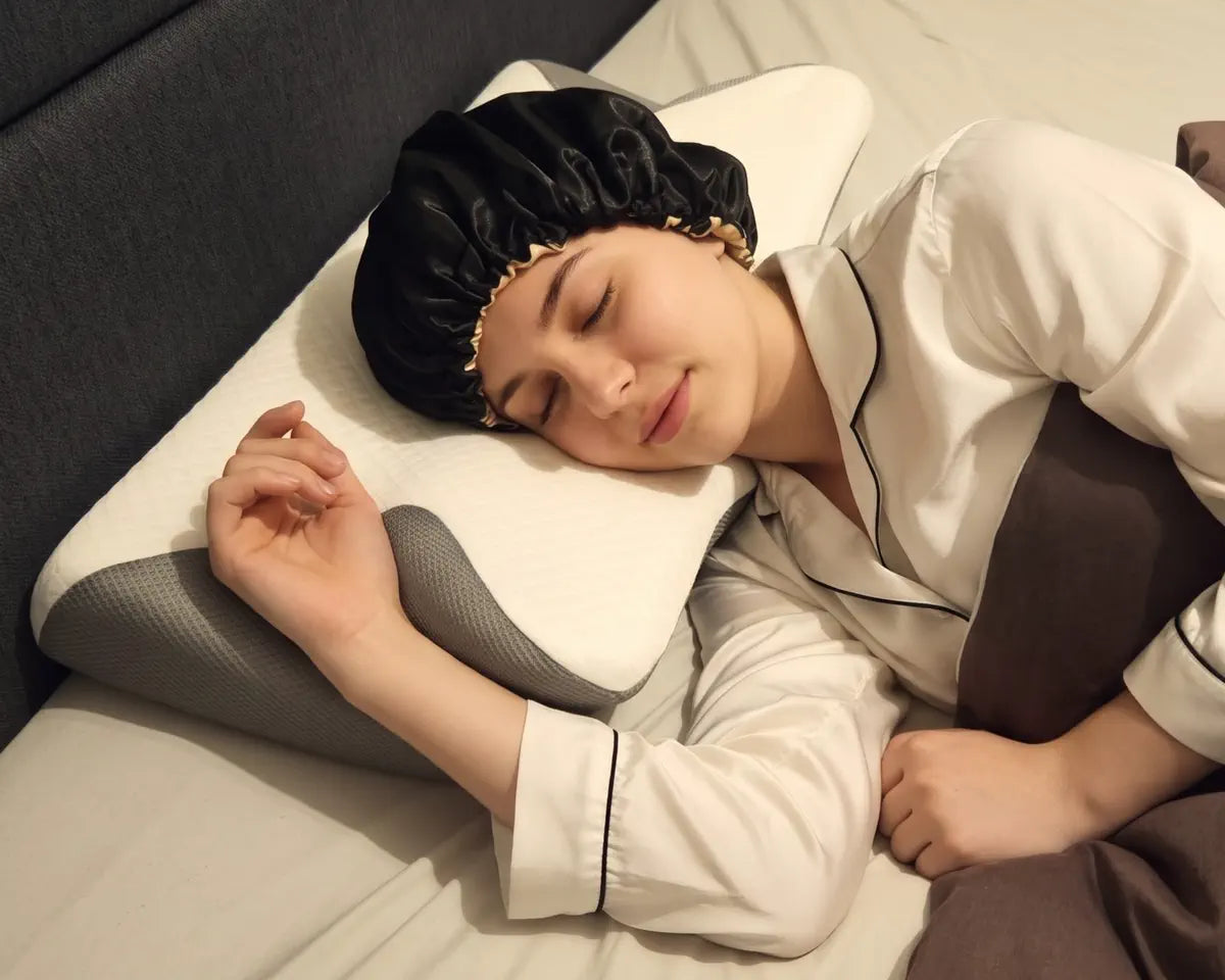 Schlafende Person in Seitenlage auf dem SleepFit, der Arm liegt in der seitlichen Aussparung.